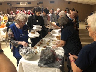 participants getting turkey dinners to go